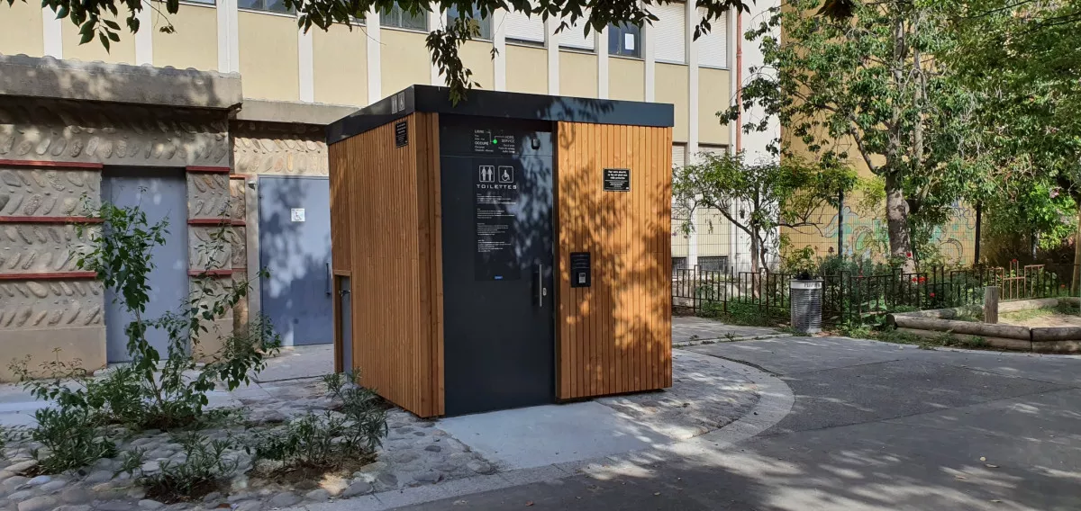 Openbare toiletten met houten gevel in Perpignan