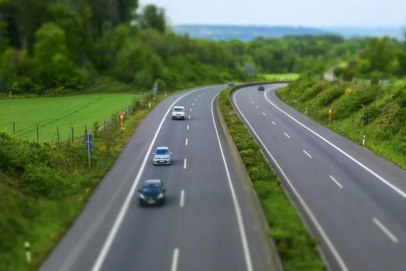 Voitures circulant sur une autoroute vu du haut d'un pont