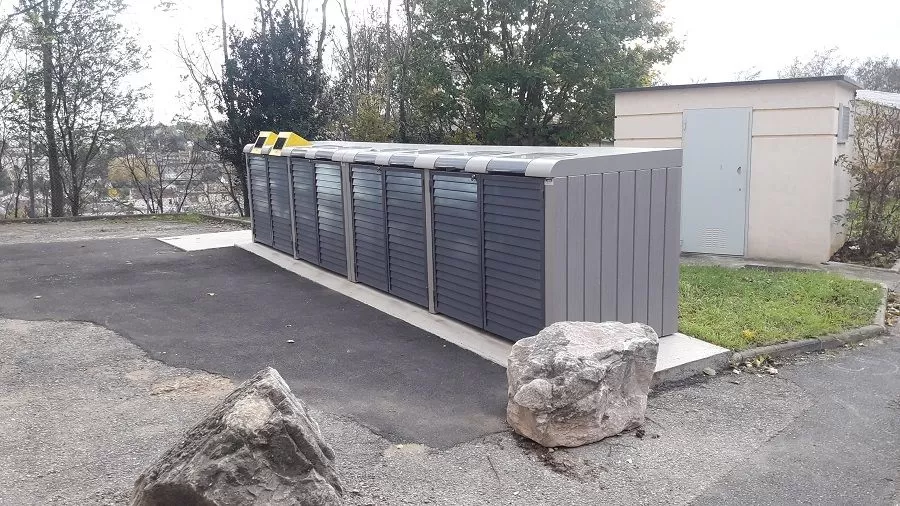 Containerafdak bij de ingang van een woning